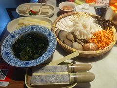 -尚尚仙·酸汤猪手·猪肚鸡火锅(华联万柳购物中心店)