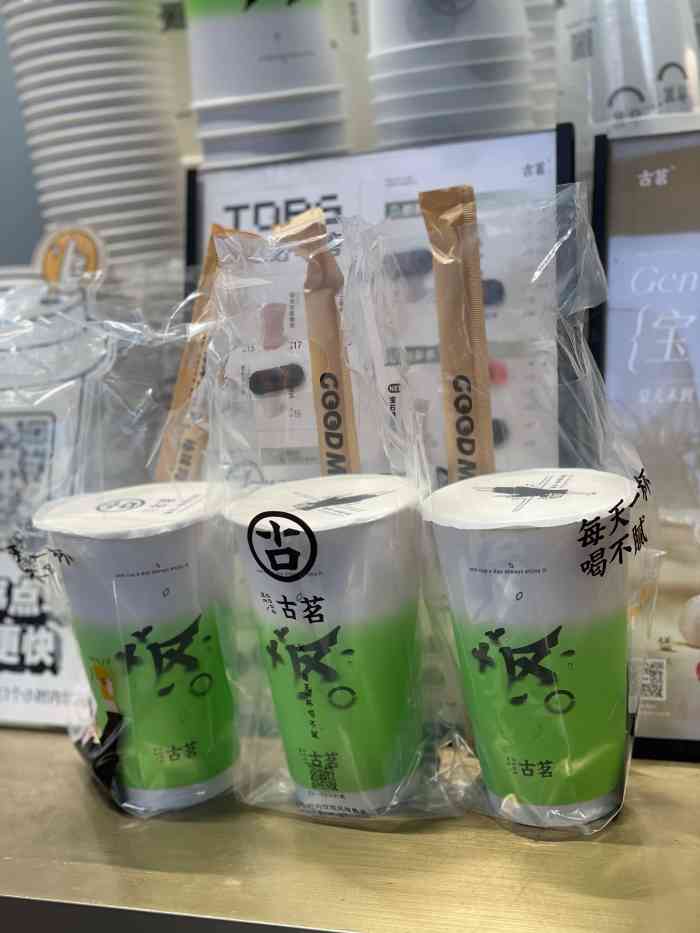 古茗1l水果桶一出我们就迫不及待的点了尝尝古茗的水果桶大块水果比较