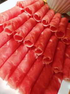 这家店门脸不大,但进去后别有洞天,上下两层楼,还有室内的中庭.