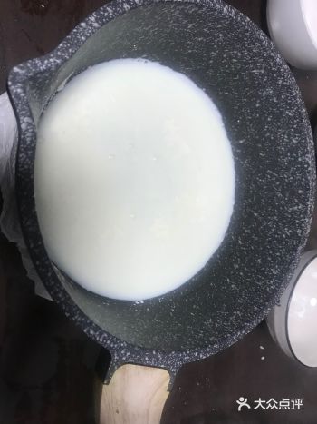 【材料】牛奶200g、玉米淀粉25g、白砂糖20g、