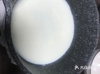【材料】牛奶200g、玉米淀粉25g、白砂糖20g、