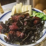上周在虹口老头儿油爆虾前有23桌果断放弃今到店1点没排队油爆虾卖完了点了个沼虾王实物很大VS基围虾像吃大只小龙虾吃好祖宗一定要坐这个火车我走都比他开得快可算哄回家了这周第一周幼儿园生活结束我感觉他是去聊天的吃饭深受老师表扬吃货本色不改继续加油