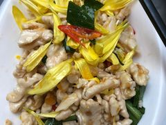 鲜核桃炒菌菇-蔼若春.传承三十年云南菜(金碧公园店)