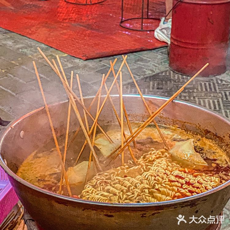 西站夜市|这家串串好🔥贼有市井烟火气