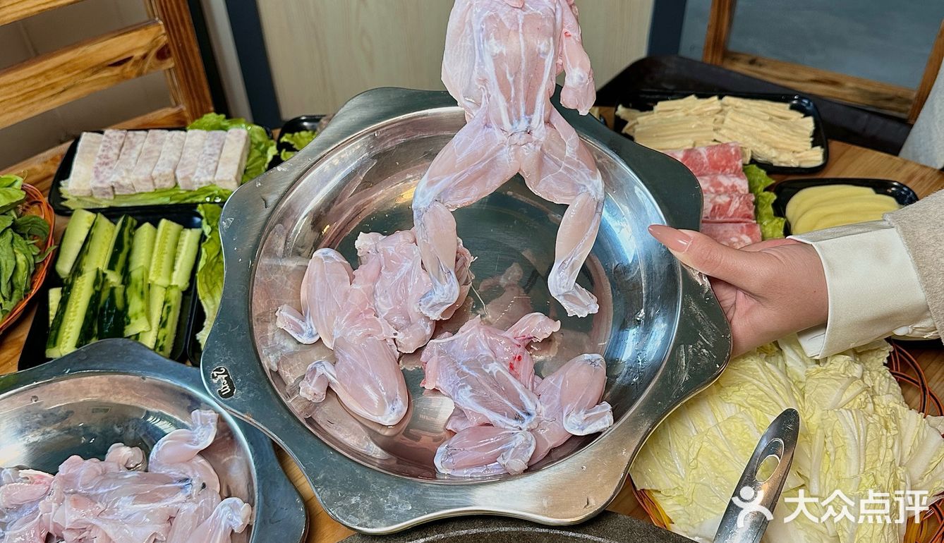 有没有人管啊！？！这家石锅鱼整这么大一只牛🐸蛙！