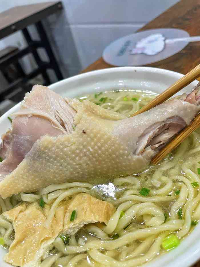 炉桥老鸡汤手擀面-"这家面馆也是刚开没多久,一对夫妻在这开的.