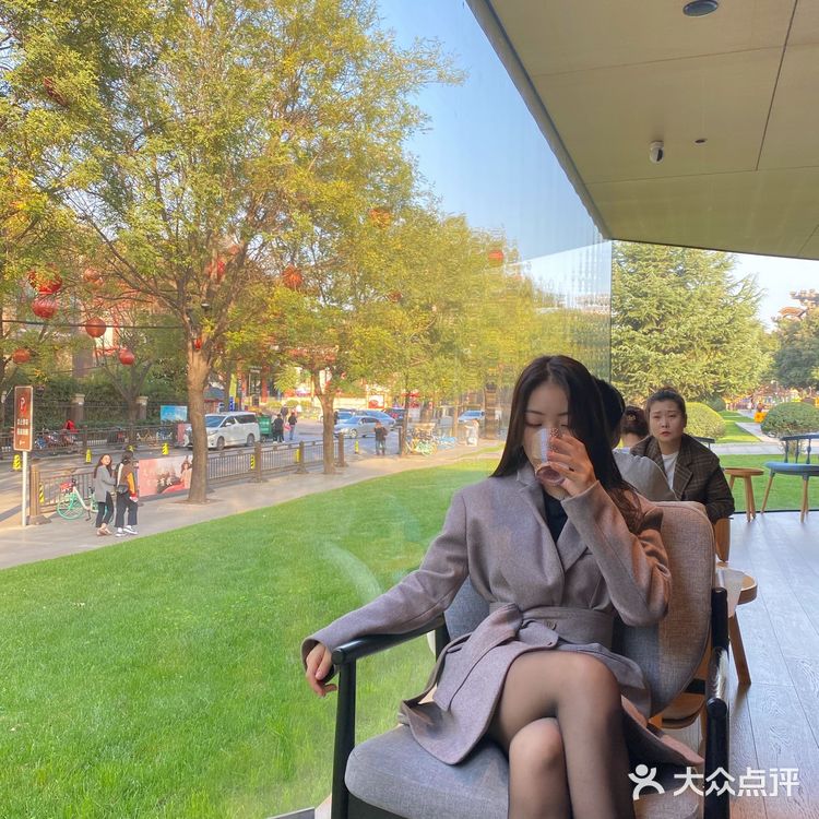 illy这里是一家超赞的外景玻璃拍摄咖啡店