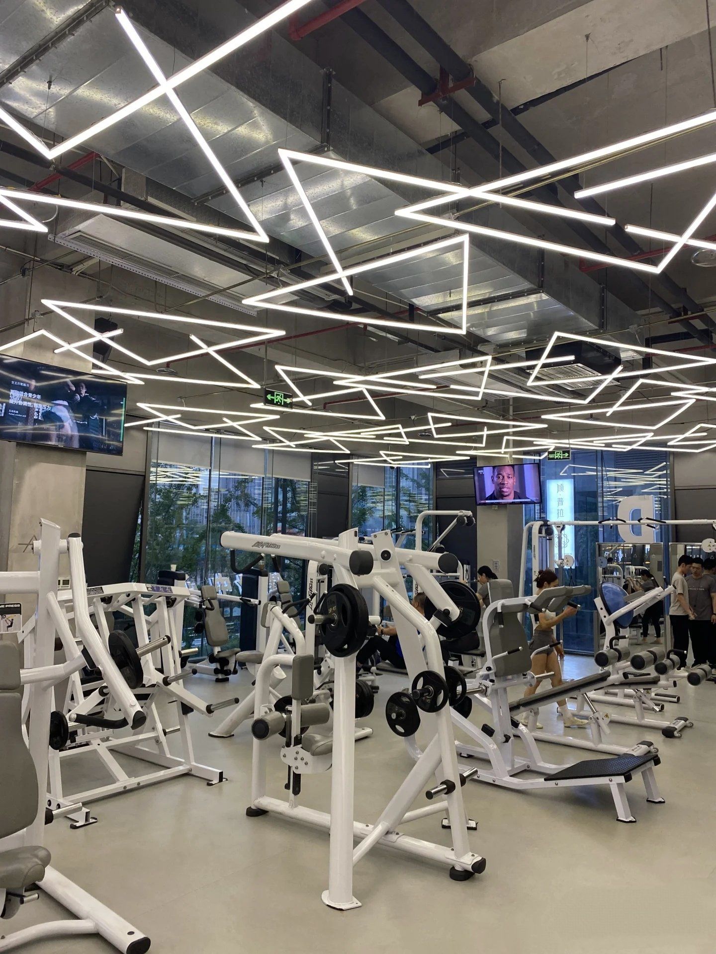 嘉州路 新光天地新光里
①设施:全店采用力健life fitness健身设备