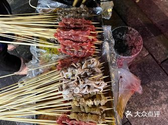 在芦淞区英皇KTV路边有一烤串摊位，味道还不错