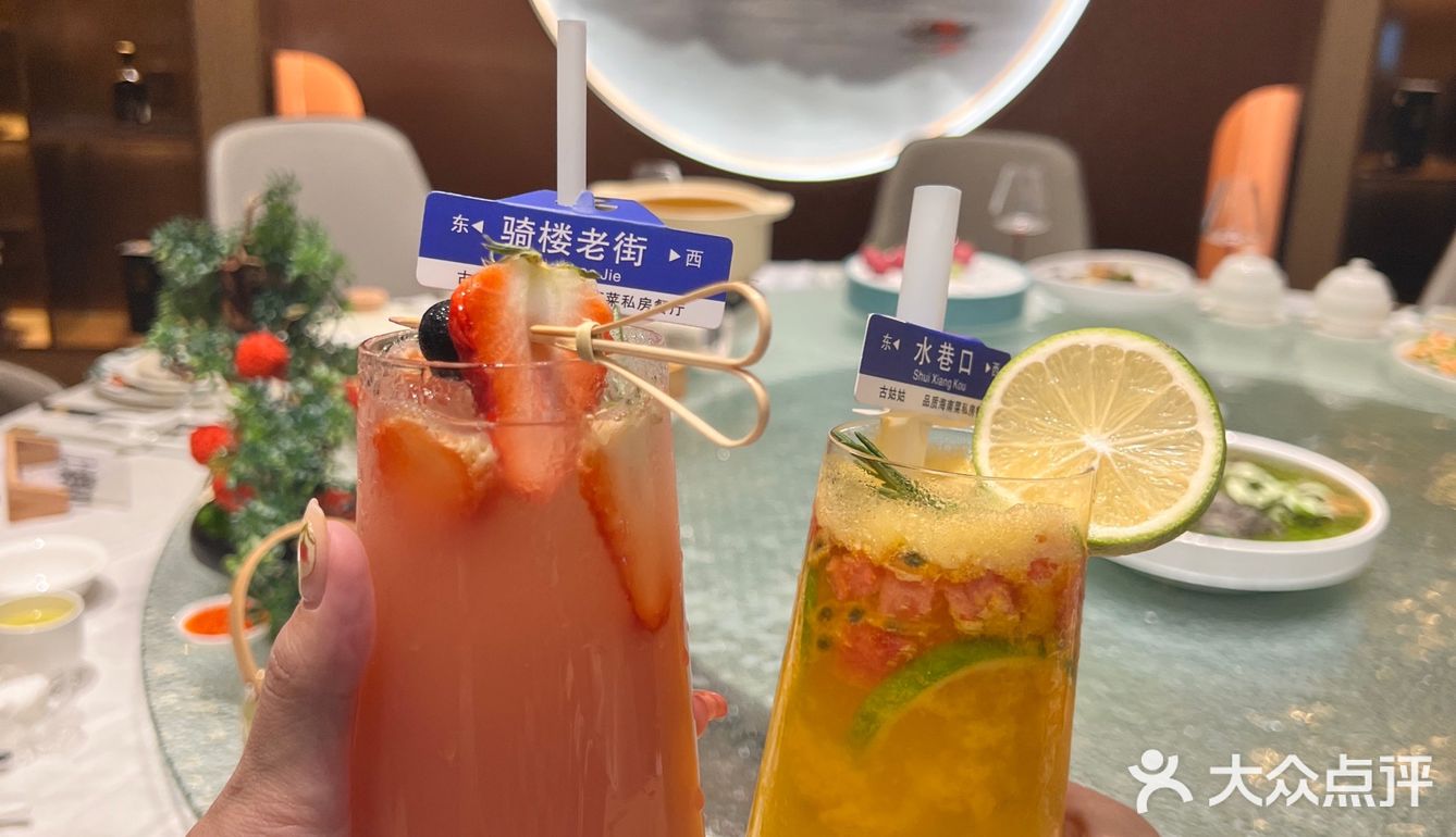 如果是10人来这里可以选择私人定制·晚宴，菜品丰富美味