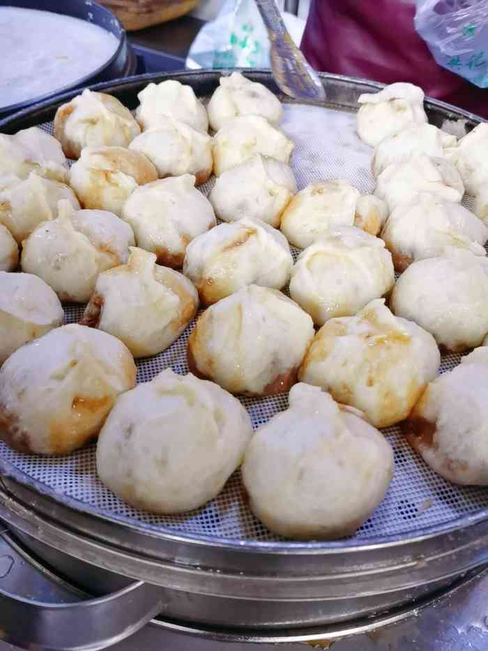洪记小吃店(牛街店)-"首先,早起路过洪记说买几个包子,有插队的.