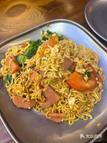 凌晨下班路过798凤凰街，突然发现新开了一家烧烤店