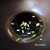 步骤：1.圆白菜洗净，切成丝