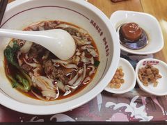 招牌红烧牛肉米粉-呷佬·长沙手工米粉(金沙江路店)