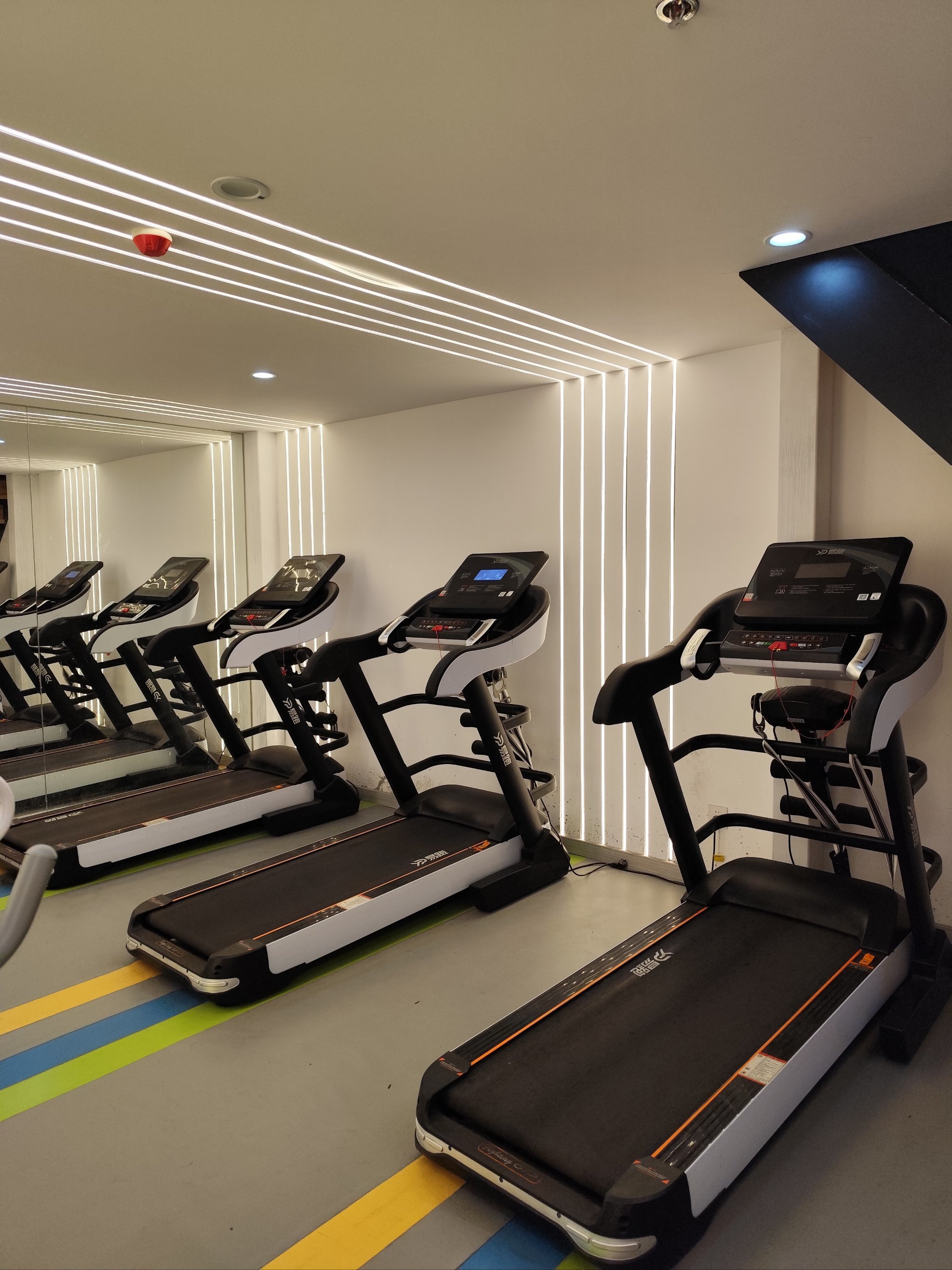 这是一家有一个简易健身房的酒店