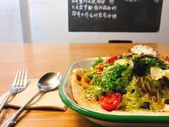 照烧鸡肉配牛油果拉法沙拉-HELLO 27 意面·沙拉·帕尼尼