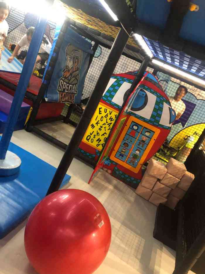 反斗乐园(成都万象城店)-"整体感觉比较干净,孩子进去游戏前被要求穿.