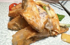 Pan-fried and Baked River Fish Head