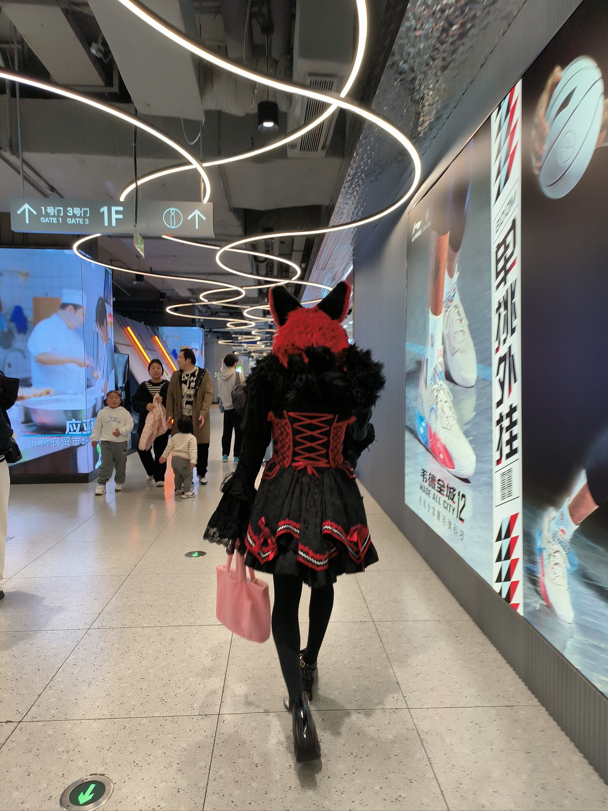 杭州是个年轻有活力的城市,到处可以看到cosplay