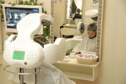 烫发操作中-极致·本色 发型工作室