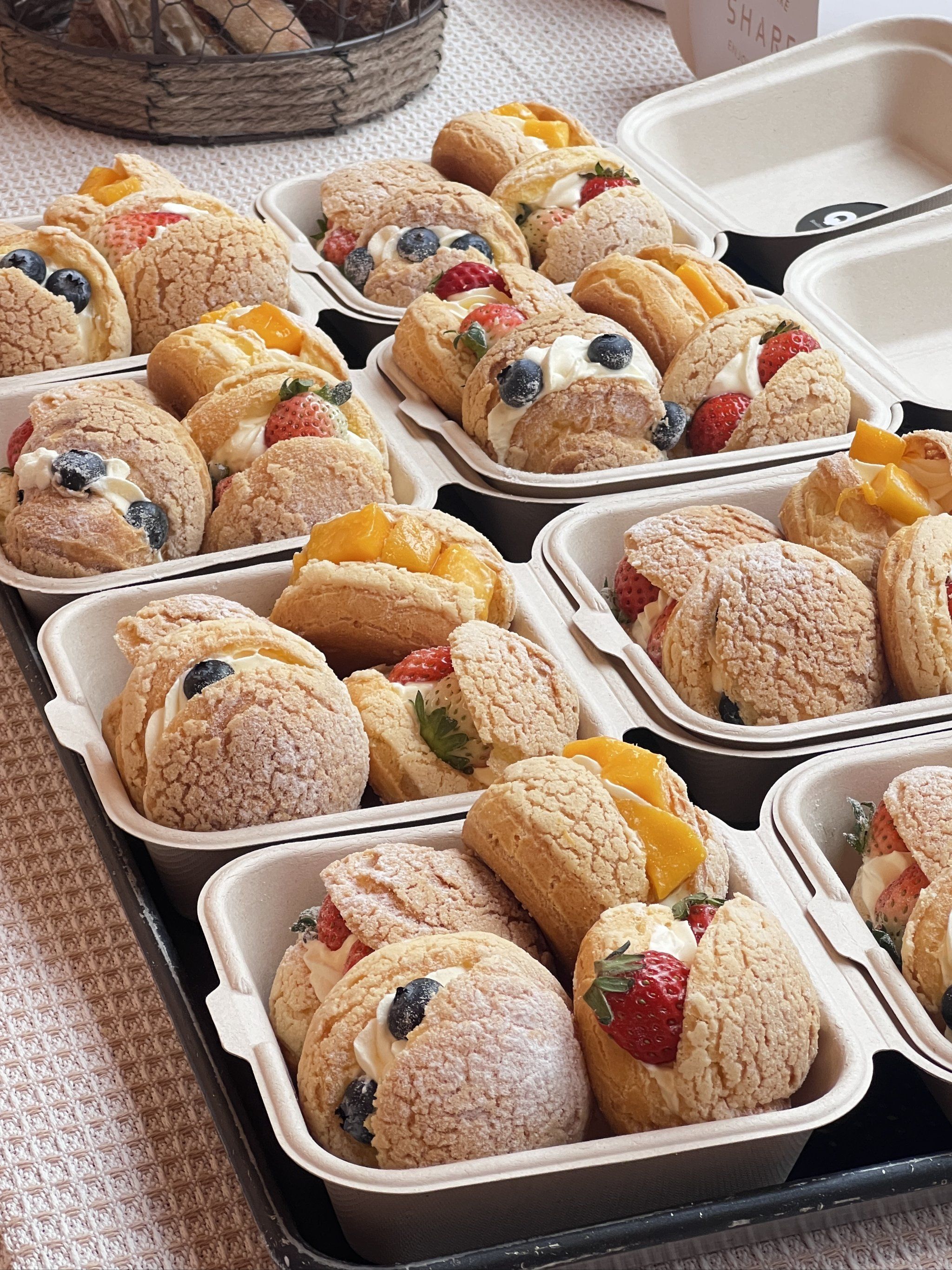 他家泡芙需要提前预定,才能买到香香脆脆的水果泡芙