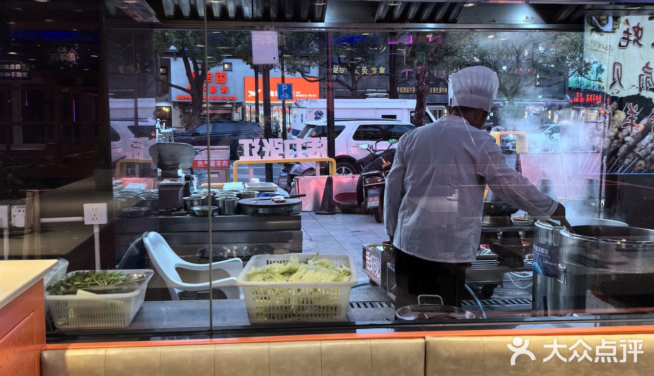 转角遇到羊蝎子火锅，这大口吃肉的感觉～爽！