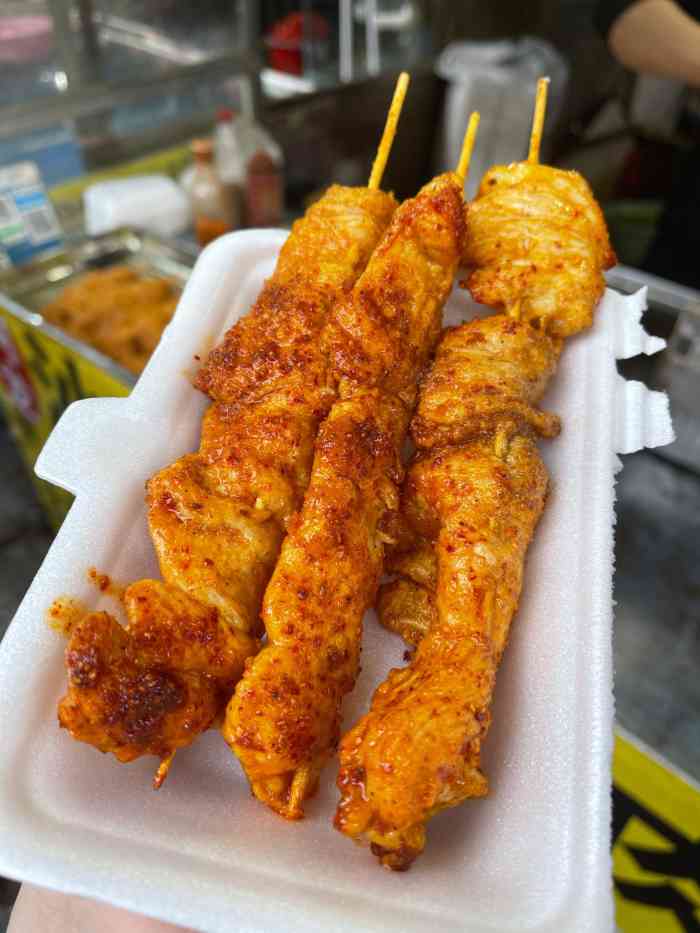 八市上好多卖沙茶里脊串的随机找了一家吃老板蛮健谈的10块钱3串但