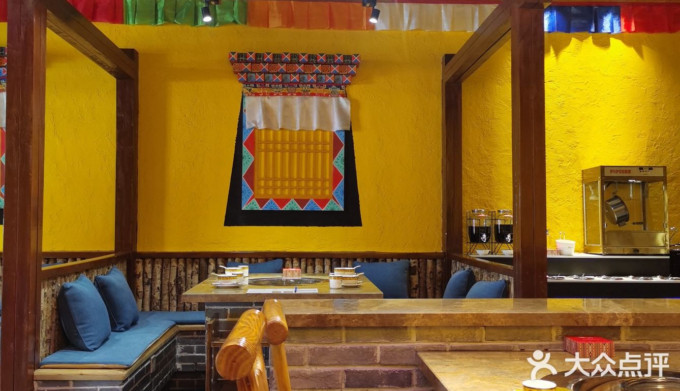 一进店就被门口的藏族女孩壁画吸引了