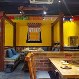 一进店就被门口的藏族女孩壁画吸引了