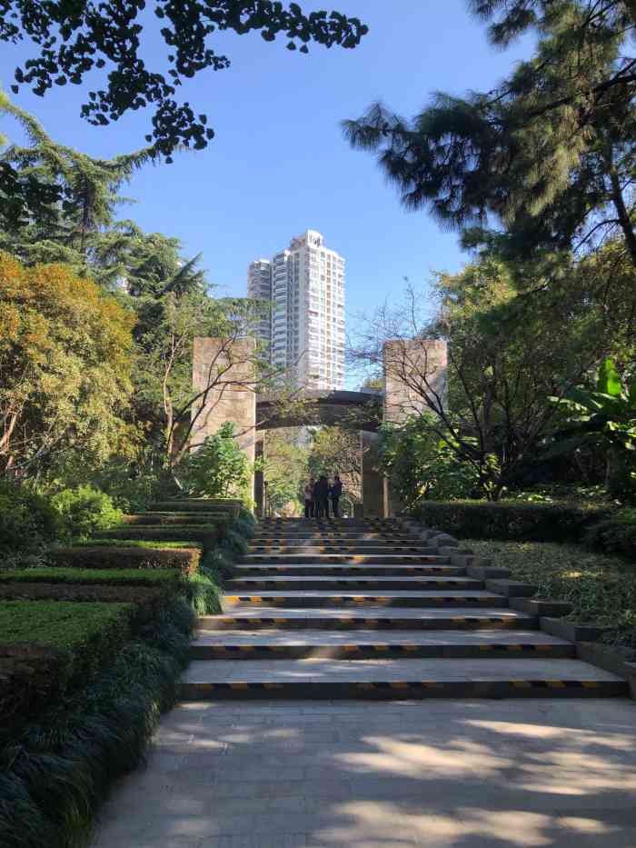 延安中路大型公共绿地段-"延中绿地位于市中心,是周围居民的健身,玩.