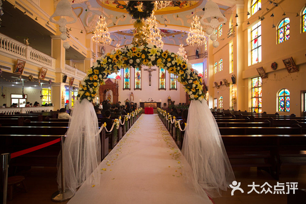 【黃白色鮮花布置教堂婚禮-結婚套餐】-天主堂夢幻婚禮中心-大眾點評