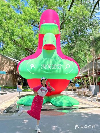 JINGYARD又有新动作：巨型荧光鸭来啦