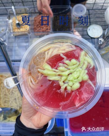 大溪沟轻轨站出来 往到静园公交车站那条路的右手边