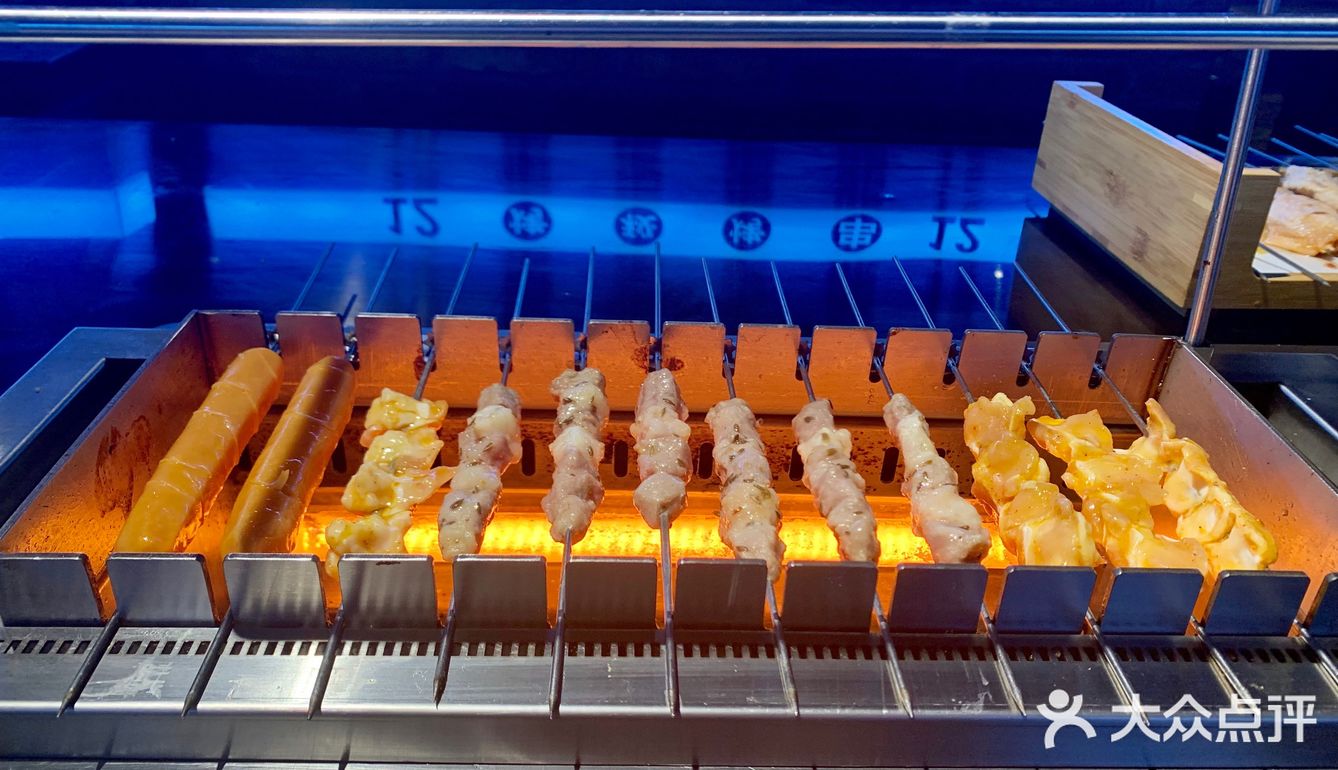 环境干净、整洁、卫生 每桌一个烤架,自动旋转炭烤