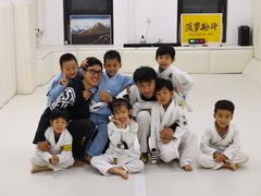 -菠萝格斗巴西柔术训练馆