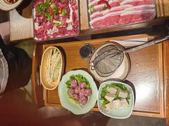 -野山舂·贵州现舂酸汤火锅(鸿通城店)