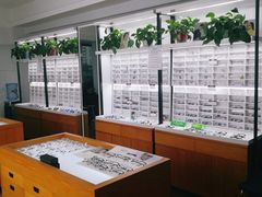 -视野联行眼镜•蔡司•依视路(温江店)