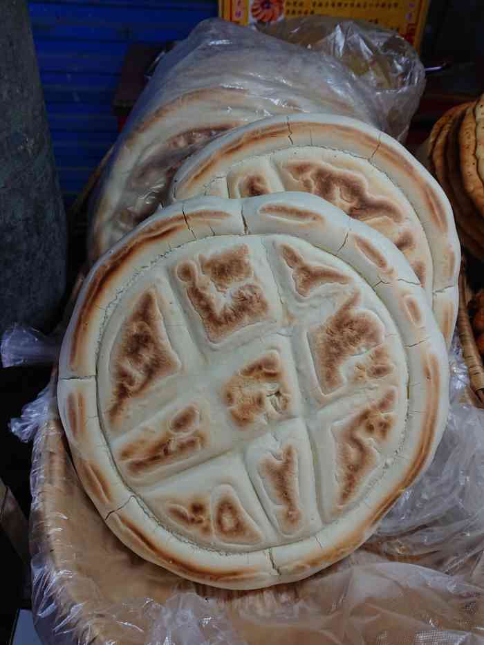 马建辉锅盔馍专卖-"买了很多带回家,是在回民街一家羊肉泡馍店.