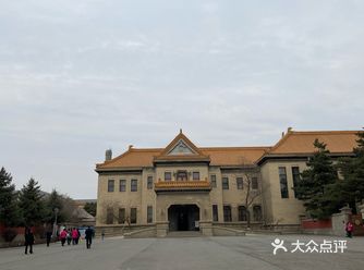 停车 门口有它自己的停车场，工作日来的，有车位