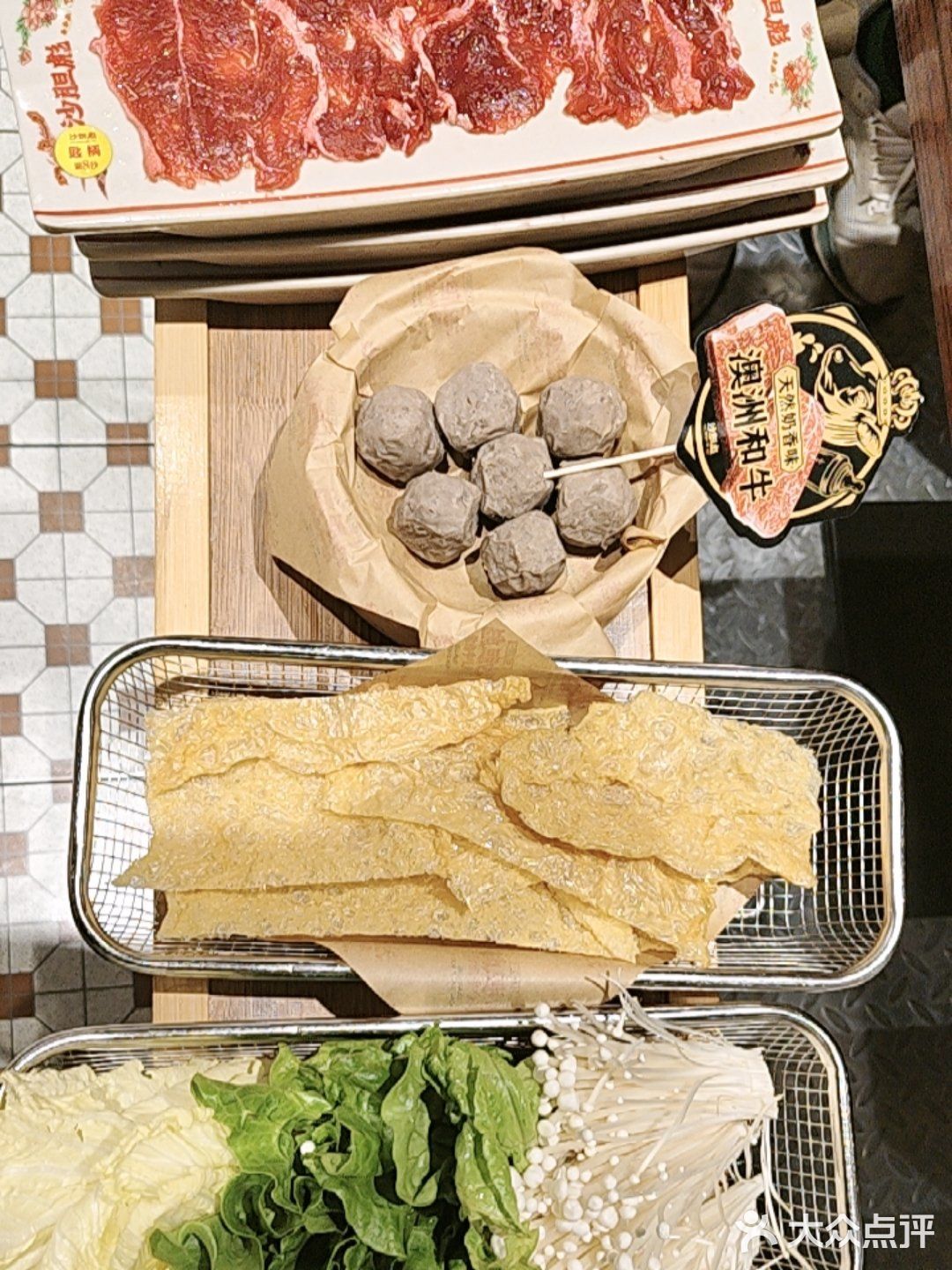 涮着特别好吃，环境很干净，卫生好，设计风格很复古