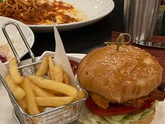 鸡排汉堡配香脆薯条-WOLFGANG PUCK KITCHEN & BAR(迪士尼小镇店)