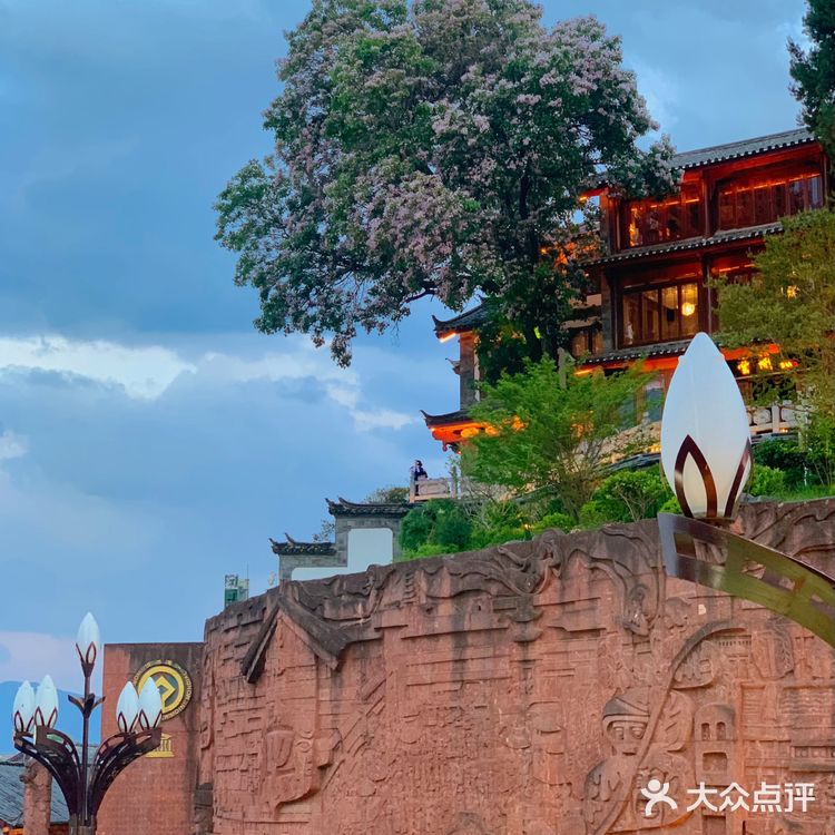丽江鲜花火锅，我先冲了[胜利][胜利][胜利]