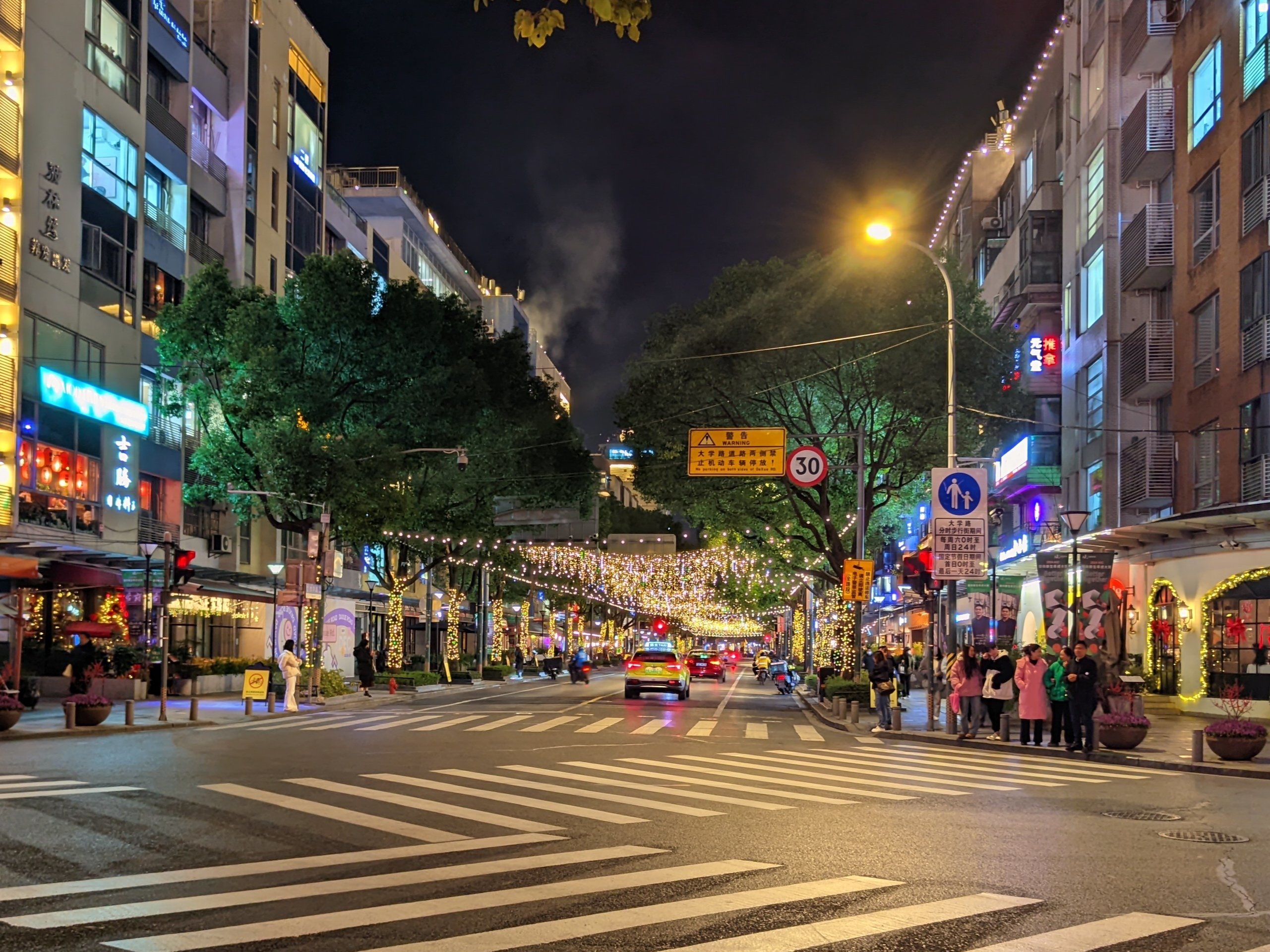 冬夜街头的灯火阑珊