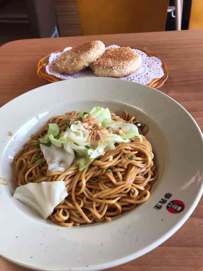 打分 早餐李先生葱油拌面加香酥饼,19元. 性价比还是不错的.