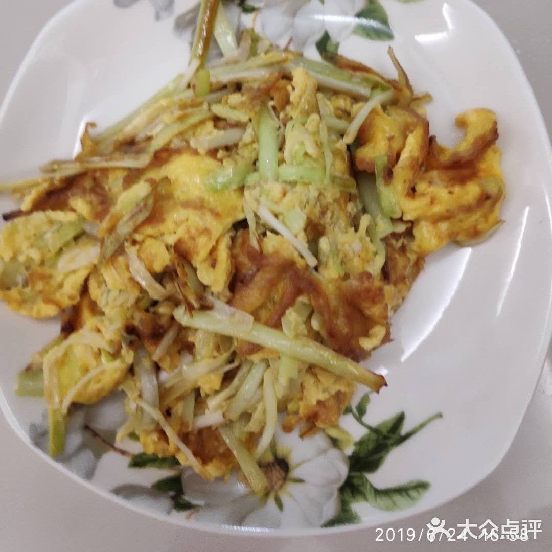 韭黄炒鸡蛋，香气又好吃，对身体有好处。