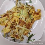 韭黄炒鸡蛋，香气又好吃，对身体有好处。
