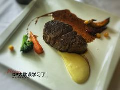 慢烤新西兰草饲牛里脊佐土豆泥，季节蔬菜，淡味胡椒汁-蝶舍·MAISON PAPILLON
