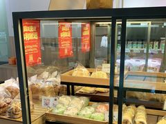 面包甜点陈列柜-顶东面包花园·生日蛋糕(世博店)