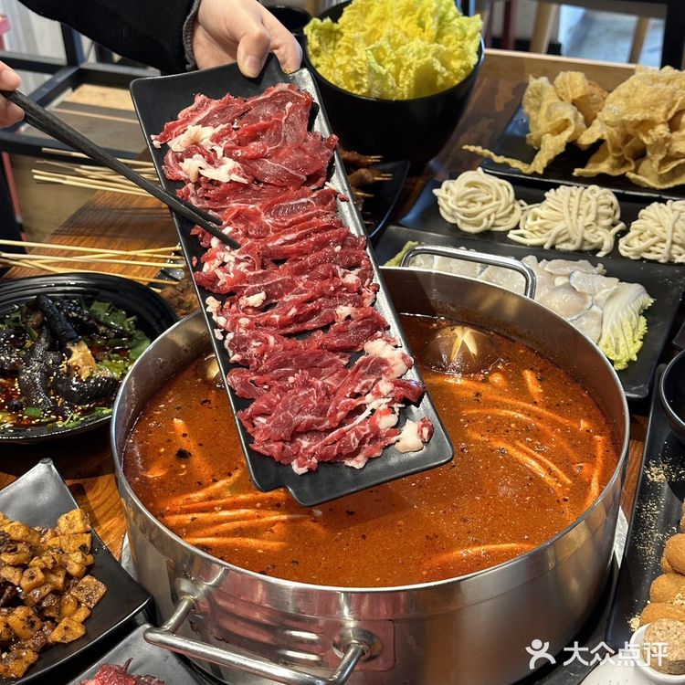 这锅颜色艳丽的酸汤牛肉我爱啦！！！