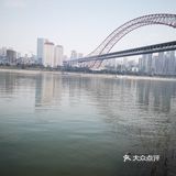 站在长江边上，左右各有三座桥，重庆既是雾都也是桥都